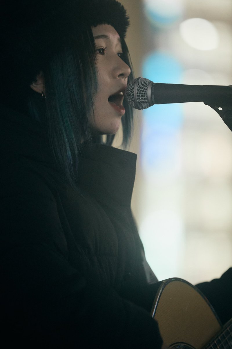 y_t06's tweet photo. 12月25日ざらめちゃん路上ライブにて
今回は移動に移動を重ねてしまい疲れている中でも少しでも長くやってくれるざらめちゃんには感謝しかない
寒い中手がかじかんでいながらも楽しく歌っている姿はカッコいい
ざらめちゃんのおかげで思い出に残る最高のクリスマスになった

@ZARAME_Ao 
#ざらめちゃん https://t.co/hN8X5W1QDn