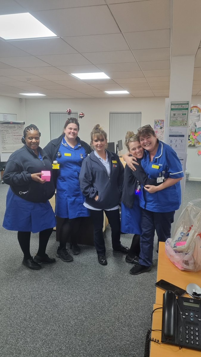 EmmaBrownx3's tweet photo. MERRY CHRISTMAS from the OOH team in oldham ❤️ @Oldham_OOH_DNs https://t.co/OKmZzksFIX