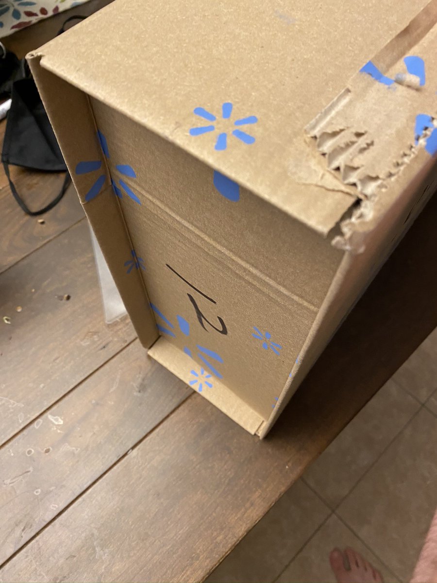 packaging_nerd's tweet image. Interesting #ecommerce #packaging from @walmart. I wonder if the extended edges add protection, I would think it would for parcel environment floor loading. Anyone have more details on this #corrugatedbox style? #MerryChristmas #box #ecommercepackaging
