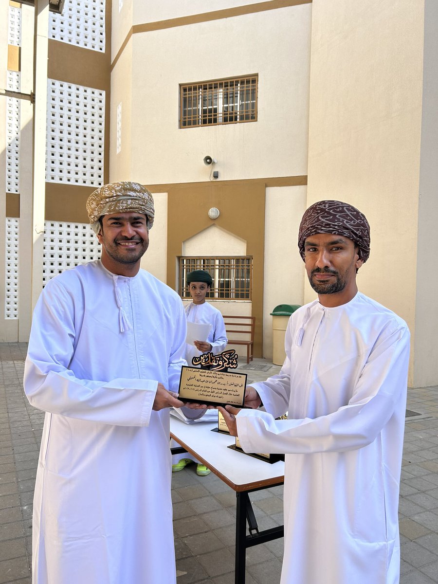 JunadaSchool's tweet photo. تشرف مدير المدرسة أ. هلال الحارثي بتكريم معلمي مدرسة جُنادة لعطائهم التعليمي والتربوي لهذا الفصل. https://t.co/GvUuNBXdOc