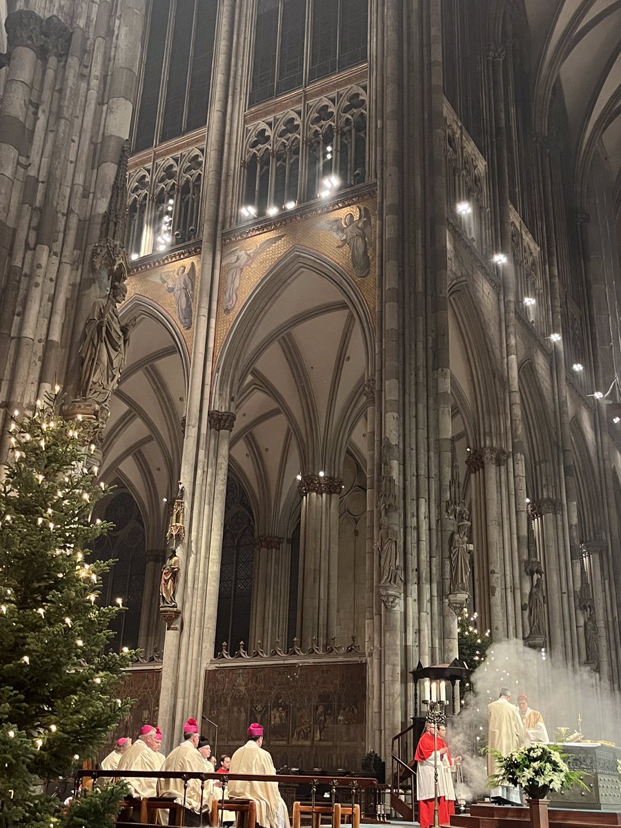 HHirte's tweet photo. Mit diesen Eindrücken aus der #Christmette im #KölnerDom wünsche ich ein Gesegnetes Weihnachtsfest! 🎄 https://t.co/snWUAlOCgZ