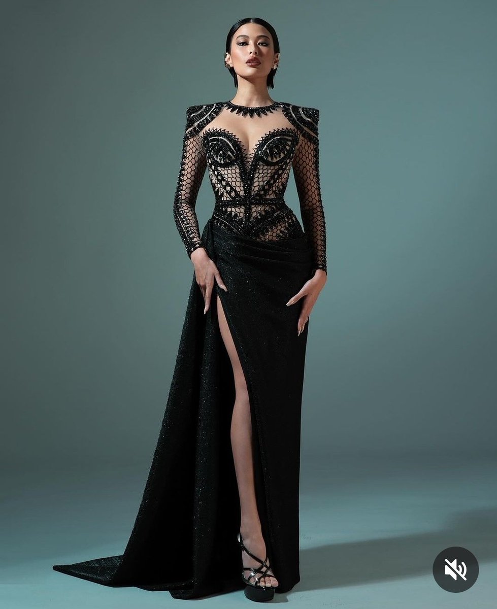 Ninamaverick's tweet photo. this has been in my drafts since November but didn't quite get to finish until now π
It may not have been #DEE5TINY but this gown shone the brightest in the Universe π
Kinda hard to do detailed patterns in LEGO art though, I can only go up to this detail π https://t.co/xHfQjAk20i