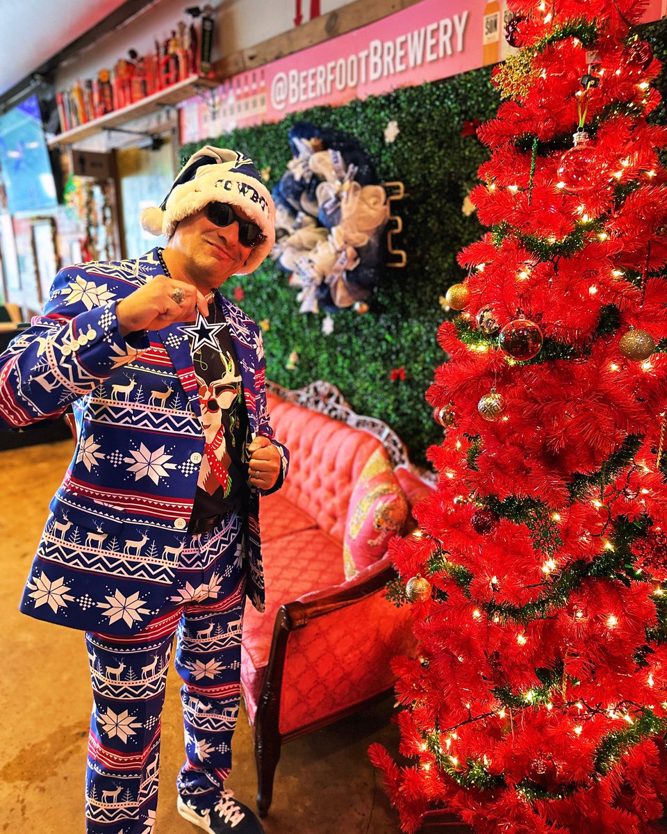 GKrazies's tweet photo. Merry Christmas @dallascowboys fam! #DallasCowboys #CowboysNation https://t.co/zqBupsOsKF