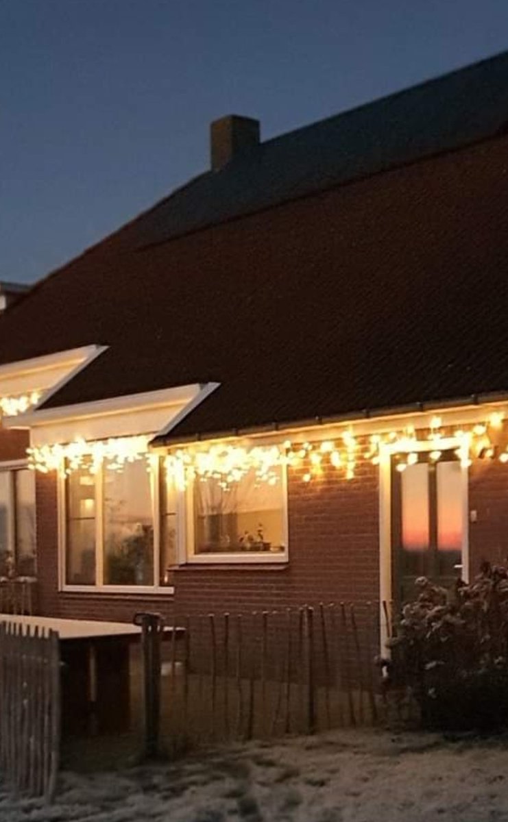 karinrixt's tweet photo. Lekker bezig met de  voorbereidingen voor tweede #Kerst 
Heerlijk met elf man en aanhang aan de dis op de boerderij. One happy camper hier. De hele #Familie compleet. ♡
Ik pak uit. Je weet nooit wat er in een jaar kan gebeuren. 🙏 #Kalkoen #Kip #Rollade  #Salades #TheWholeWorks https://t.co/2CgbYsAMP8
