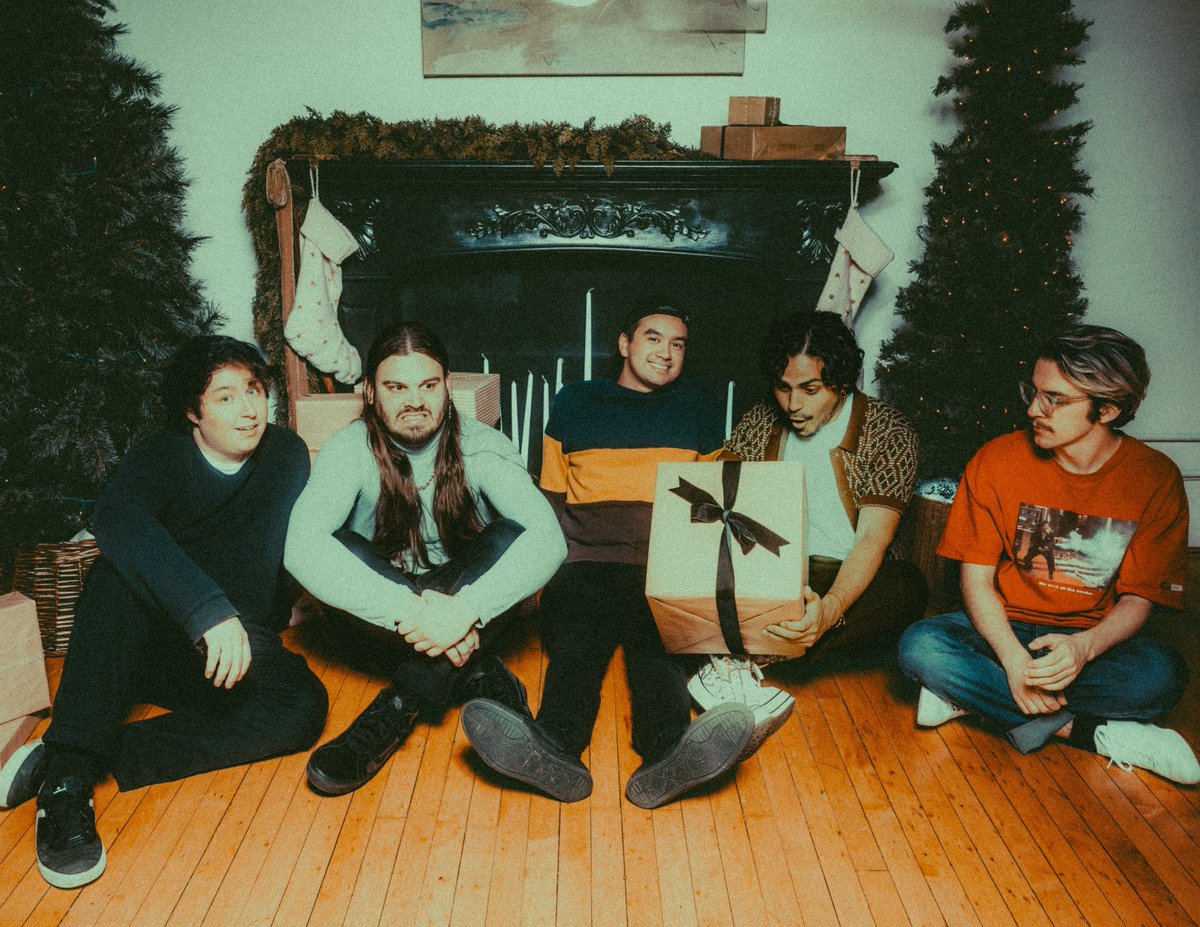 origamibutton's tweet photo. merry christmas and happy holidays from the Button Boys to u 🎅🎄 https://t.co/sNs6AiLelO