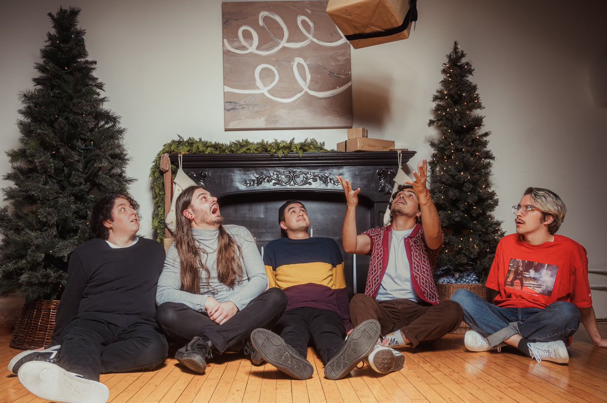 origamibutton's tweet photo. merry christmas and happy holidays from the Button Boys to u 🎅🎄 https://t.co/sNs6AiLelO