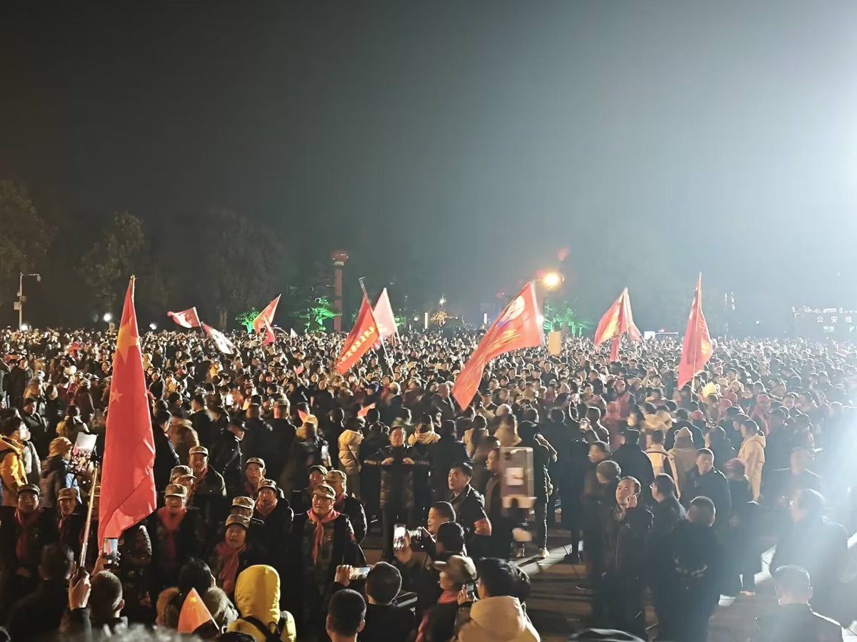 OLD_CPC's tweet photo. 2023年12月25日晚至12月26日凌晨
韶山
人民为纪念毛泽东同志诞辰130周年而自发举行盛大的游行活动
旗卷红云染天地，风掣旌旗成波涛

讽刺的是，中国反动政府与中修集团为维稳而出动大量武装警力在现场驻扎 https://t.co/IWxwEchbMD