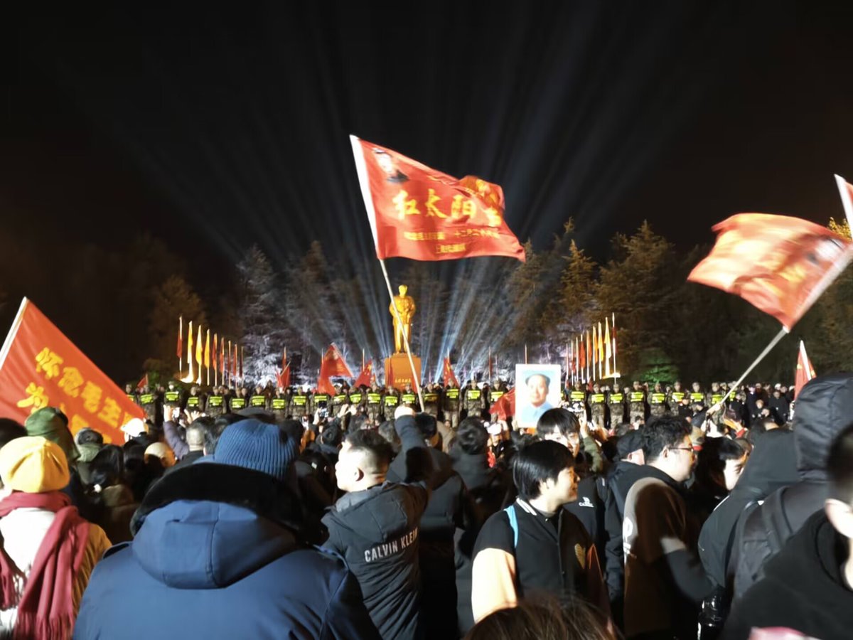OLD_CPC's tweet photo. 2023年12月25日晚至12月26日凌晨
韶山
人民为纪念毛泽东同志诞辰130周年而自发举行盛大的游行活动
旗卷红云染天地，风掣旌旗成波涛

讽刺的是，中国反动政府与中修集团为维稳而出动大量武装警力在现场驻扎 https://t.co/IWxwEchbMD
