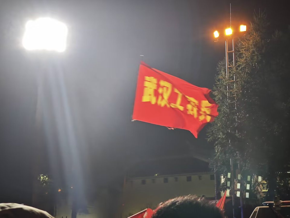 OLD_CPC's tweet photo. 2023年12月25日晚至12月26日凌晨
韶山
人民为纪念毛泽东同志诞辰130周年而自发举行盛大的游行活动
旗卷红云染天地，风掣旌旗成波涛

讽刺的是，中国反动政府与中修集团为维稳而出动大量武装警力在现场驻扎 https://t.co/IWxwEchbMD