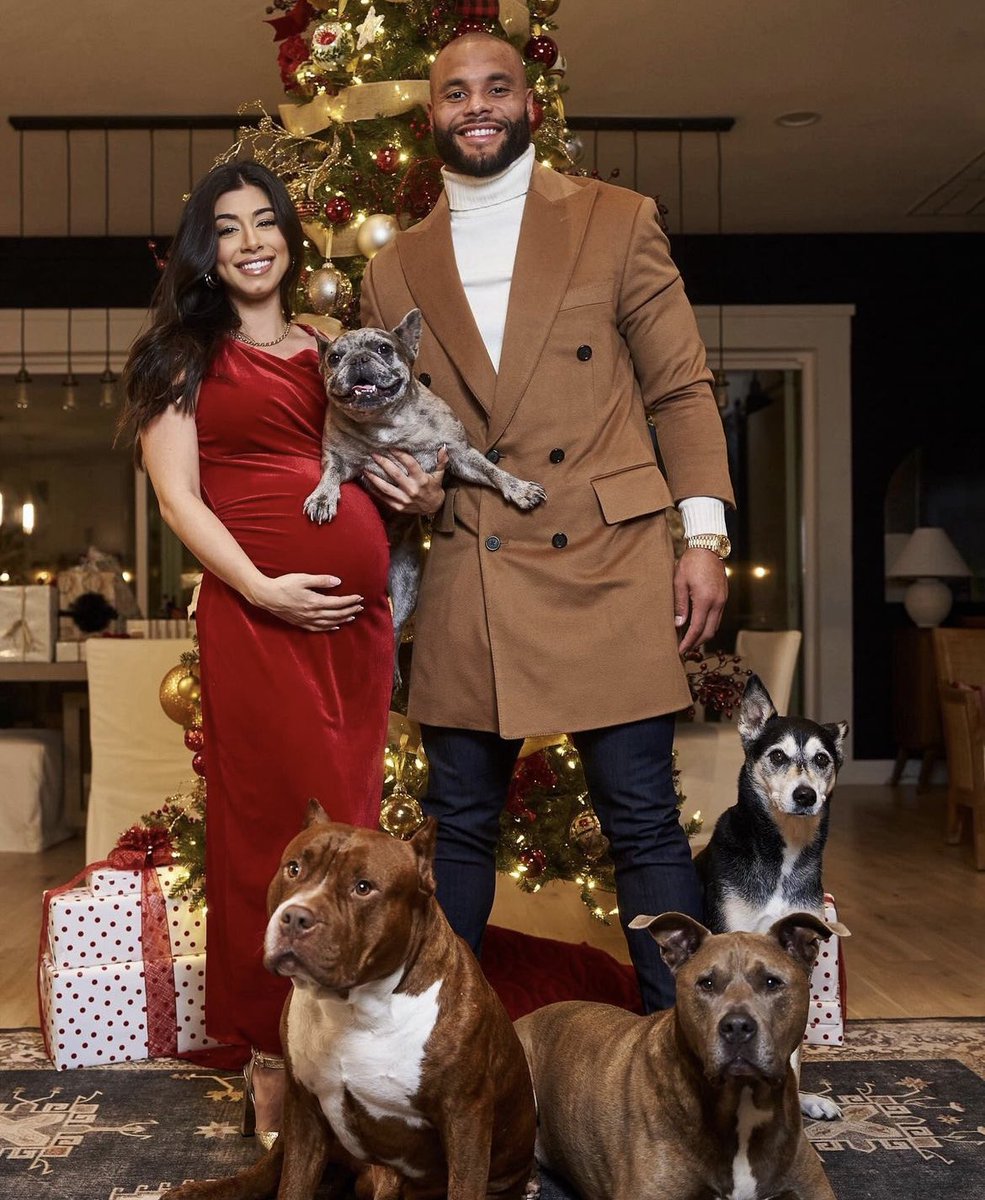Brandoniswrite's tweet image. A Prescott Family Christmas 🎄

(📸: @ sarahjane on IG) #DallasCowboys