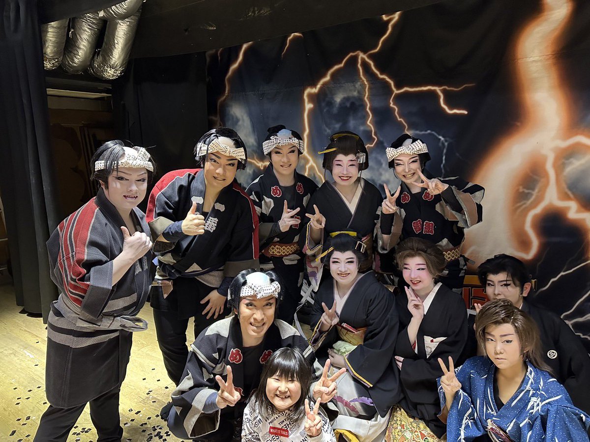 asaikaito88's tweet photo. 浅井グループを応援してくれている皆様、
今年も大変お世話になりました！
無事に今年最後の舞台を務め終えることができました🙇‍♂️
来年もより一層精進して励んでまいります！未熟者ですが何卒よろしくお願いします！喪中につき新年の挨拶は控えさせていただきますのでご理解ください！
お疲れ様でした❗️ https://t.co/SYgL9ObTC3