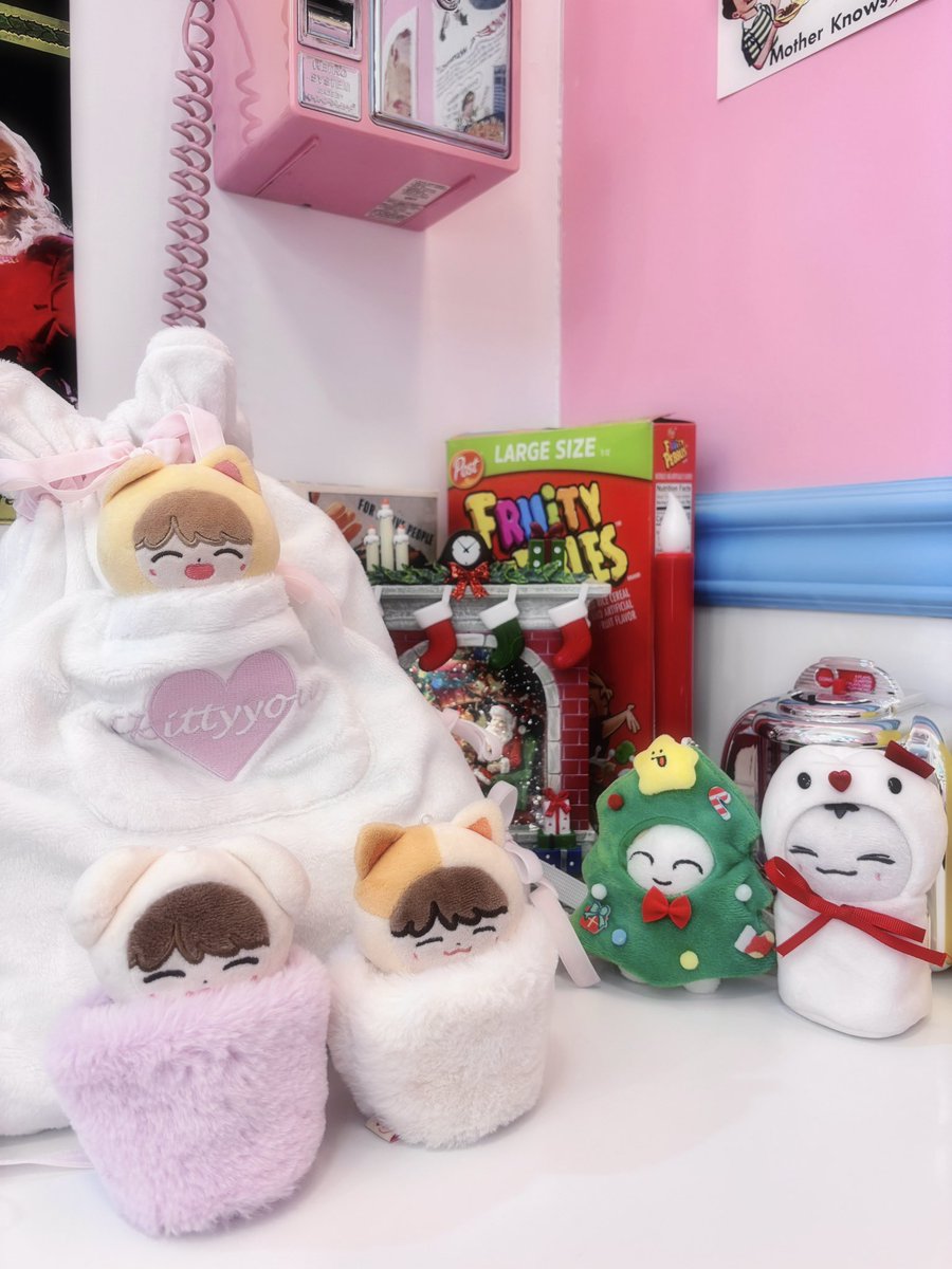 #rt
크리스마스는 지났지만 비데어포미도 나왔구 하니까 기념으로 한분께 요 가방 드려요..!

막 엄청난 장점은 없지만 가방이 귀여워요🐈💗