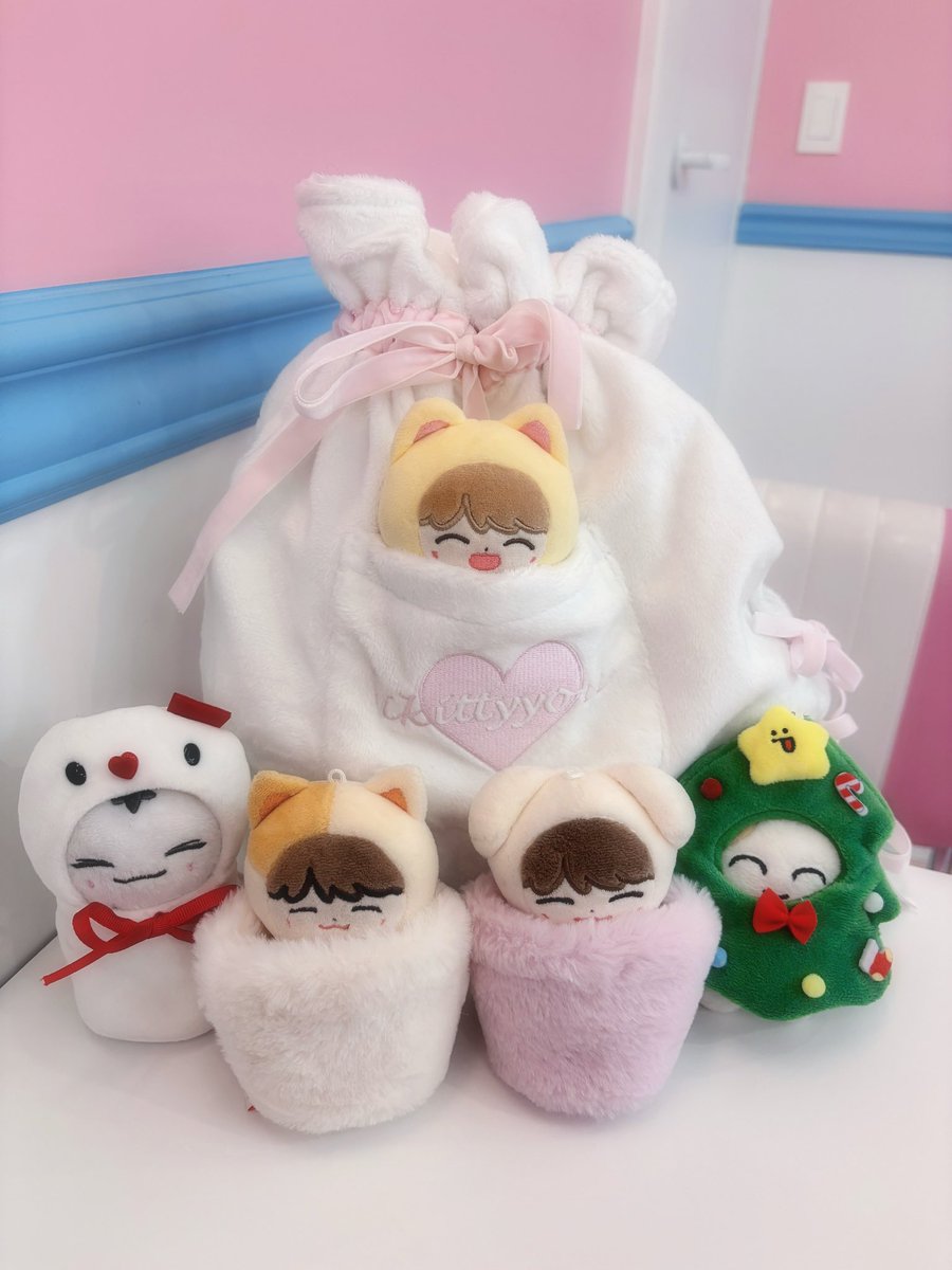 ilov3kitty's tweet photo. #rt
크리스마스는 지났지만 비데어포미도 나왔구 하니까 기념으로 한분께 요 가방 드려요..!

막 엄청난 장점은 없지만 가방이 귀여워요🐈💗 https://t.co/LnV5WZOXyC