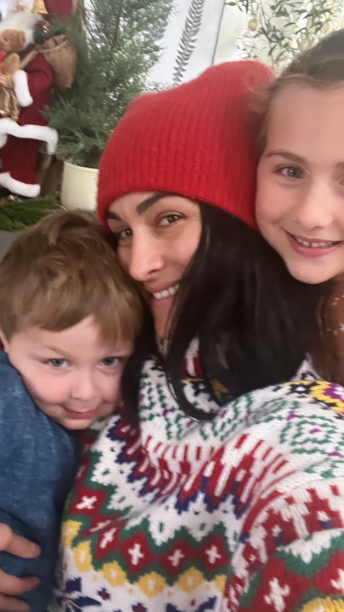 DaringAmongThem's tweet photo. From my family to yours, I wish you a very Merry Christmas. 💋 https://t.co/EOIMD16VL1