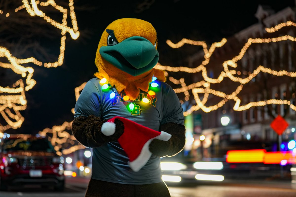 BportAthletics's tweet photo. Happy Holidays from our nest to yours 🦅🥳🎄✨🫶🏻 https://t.co/aY6WBQzI77