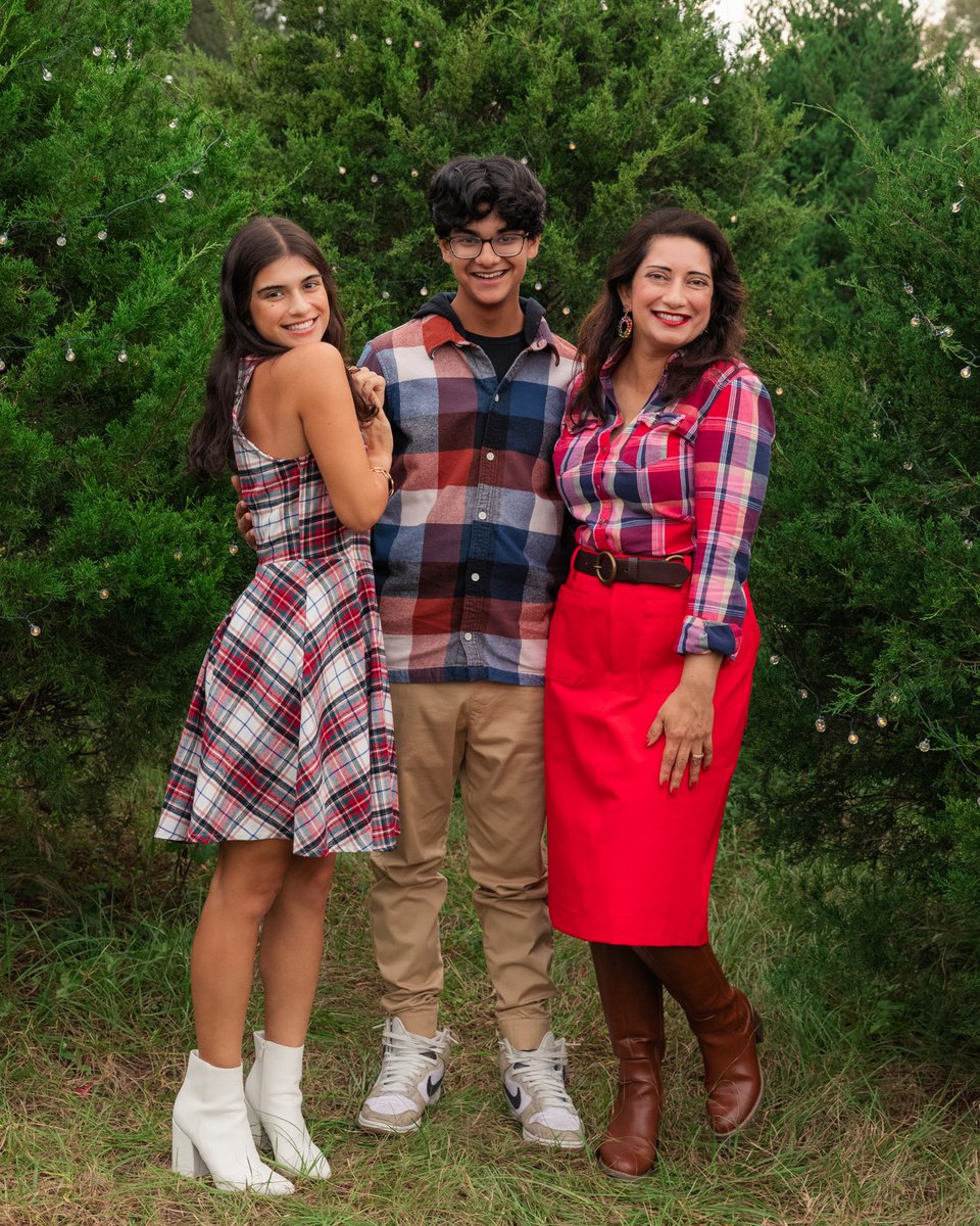 StylebyManisha's tweet image. Happiest of holidays to you and yours! May you be surrounded by the love of those around you, and feel the warmth and spirit of those who are in heaven. Love you Mummy and Pappa ❤️