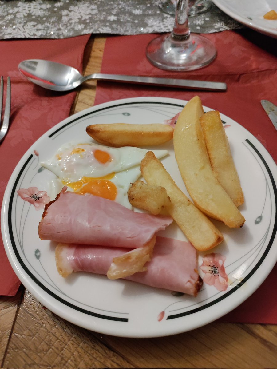 wattersuk01's tweet photo. Ham egg and chips for Christmas starter superb made my day https://t.co/gHjiOW5ih6
