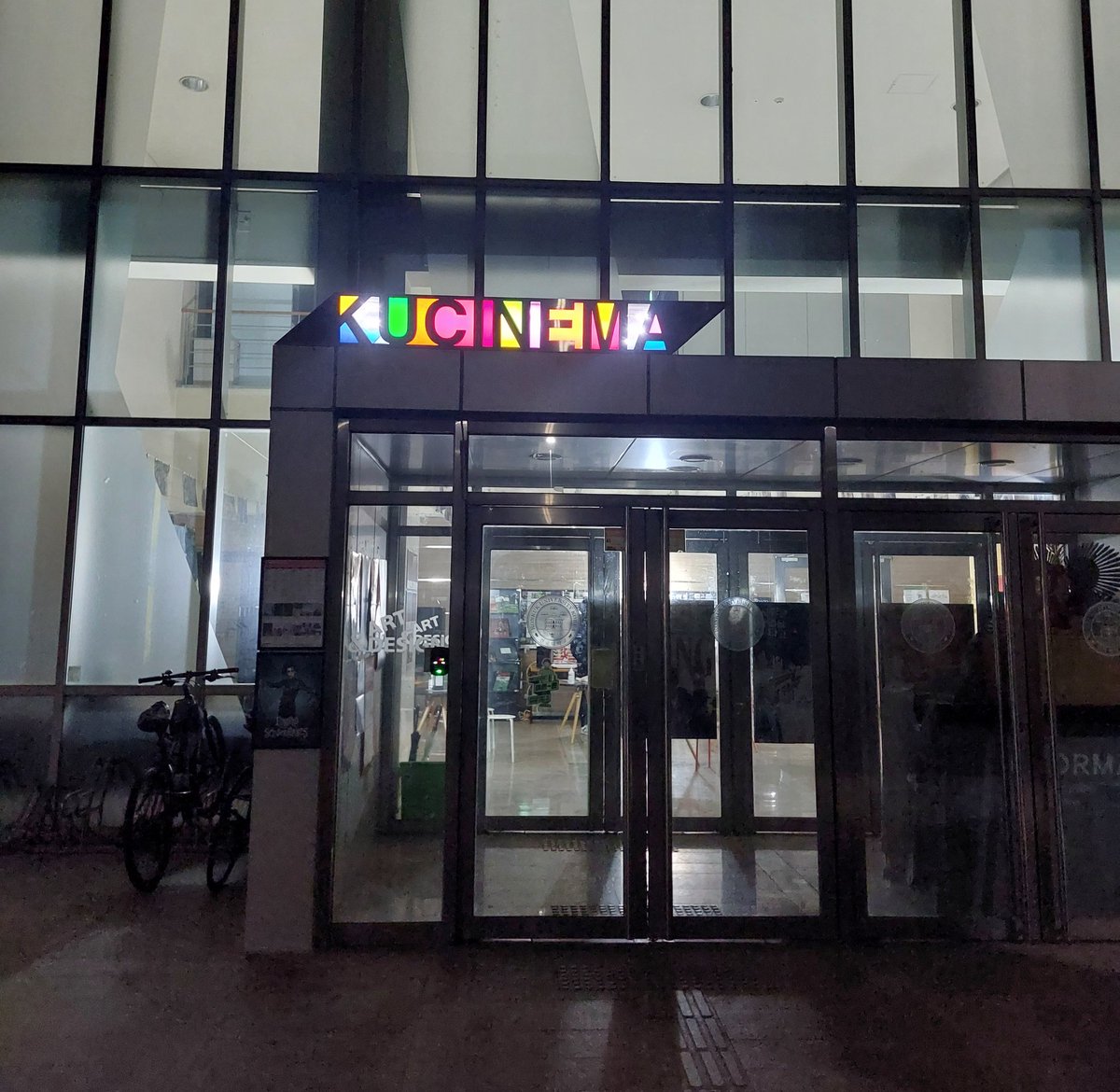 #조이랜드 #joyland #파키스탄 #사임사디크 #saimsadiq 영화의 문제 의식과 별개로 인물들이 선해서 오랜만에 영화 속 사람들 보며 치유되는 시간이었다....