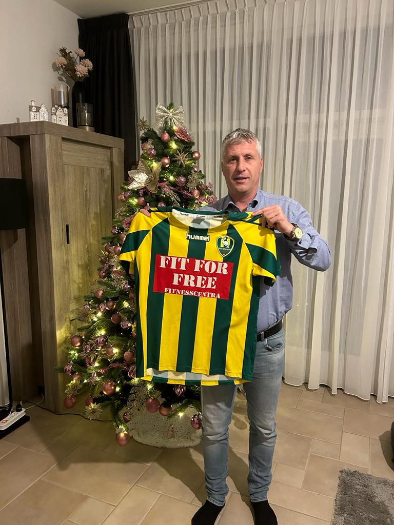 Highvillage9's tweet photo. Vandaag een onvergetelijk kerstkado gekregen. Na bijna 15 jaar mij laatste wedstrijd shirt die ik weggegeven had aan Ed Slier terug gekregen. Dank je wel 💚💛 https://t.co/xo2iRU88h6