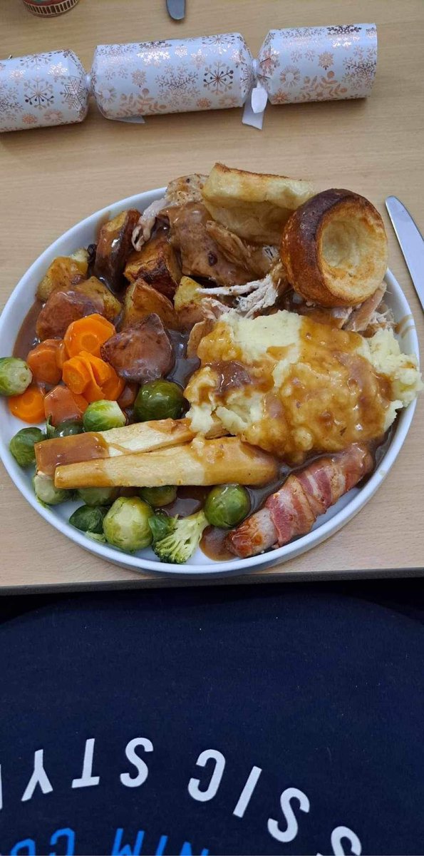 Full house at the shelter and 10 young people all sat down for  a fabulous Christmas dinner together 🎄🥳

Hope you are all having a blessed day!

.

.
#merrychristmas #christmasdinner #turkey #togetheratchristmas #community #streetlife #endyouthhomelessness #grateful #blackpool