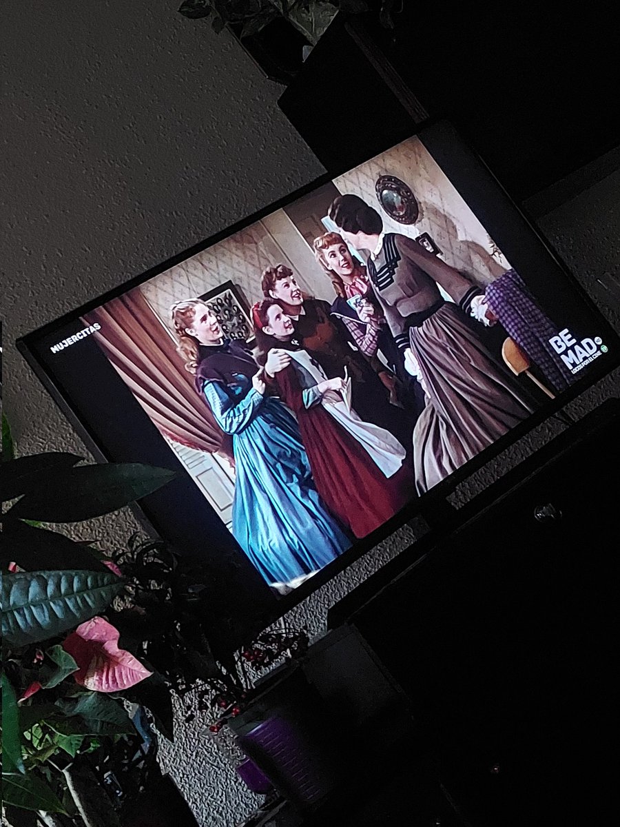 Seguimos con una programación exquisita hoy no va a haber quien me despegue del sofá