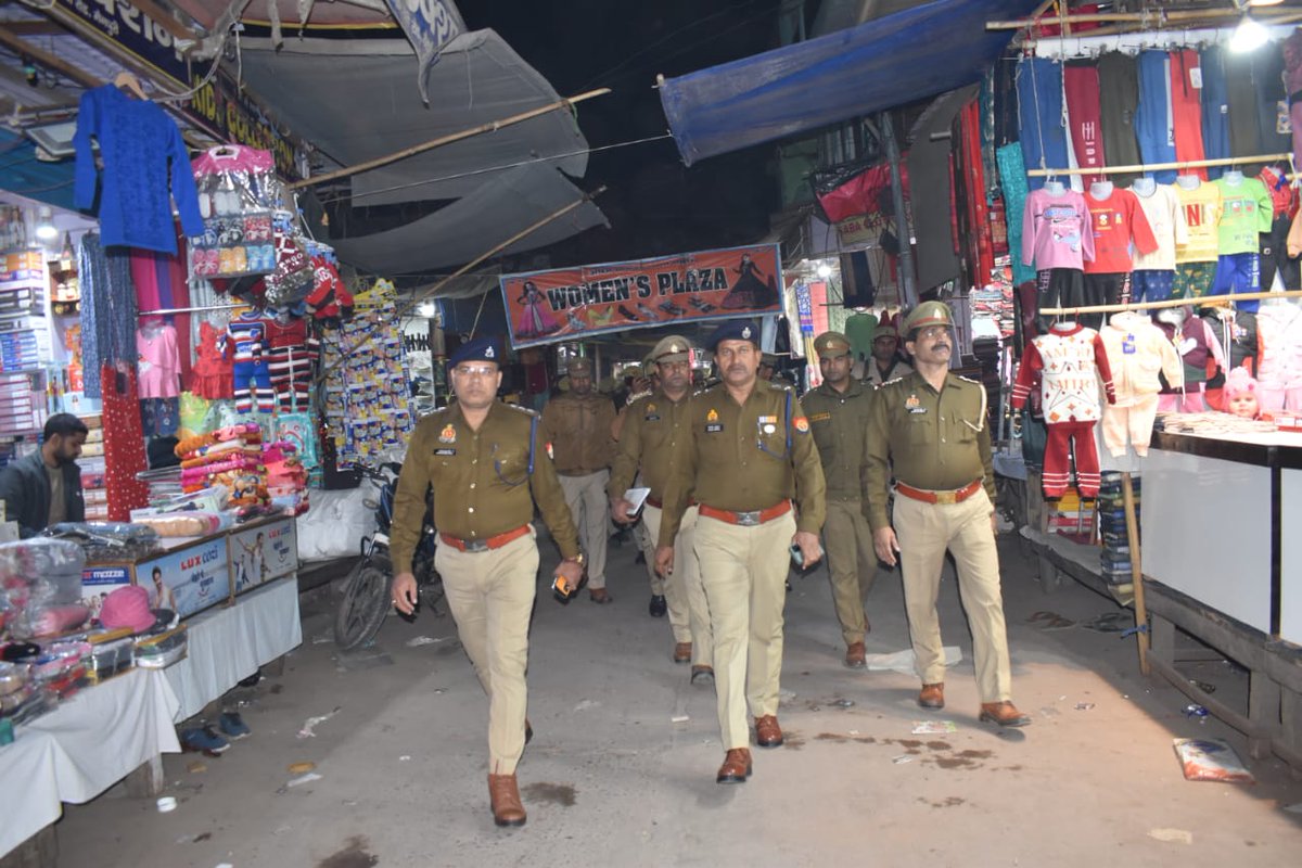 mainpuripolice's tweet photo. पुलिस अधीक्षक मैनपुरी द्वारा मय फोर्स के शांति व कानून व्यवस्था बनाये रखने तथा आमजन में सुरक्षा का भाव जागृत करने के उद्देश्य से थाना कोतवाली क्षेत्र के सर्राफा बाजार, बस स्टैंड आदि कस्बा क्षेत्र में आमजन से वार्ता कर पैदल गस्त किया गया। https://t.co/QJW3ugG9Dy