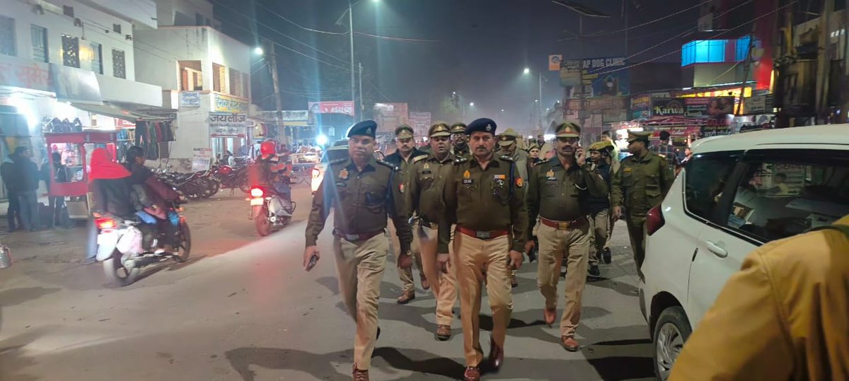 mainpuripolice's tweet photo. पुलिस अधीक्षक मैनपुरी द्वारा मय फोर्स के शांति व कानून व्यवस्था बनाये रखने तथा आमजन में सुरक्षा का भाव जागृत करने के उद्देश्य से थाना कोतवाली क्षेत्र के सर्राफा बाजार, बस स्टैंड आदि कस्बा क्षेत्र में आमजन से वार्ता कर पैदल गस्त किया गया। https://t.co/QJW3ugG9Dy
