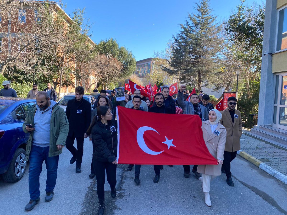krsdtpc's tweet photo. Marmara Üniversitesi Ülkücüleri olarak, hain terör örgütü tarafından geçtiğimiz günlerde şehit verdiğimiz 12 Mehmetçiğimiz ve bayrağımız uğruna gözünü kırpmadan şehadete yürüyen tüm askerlerimiz için üniversitemizdeki tüm vatansever öğrenciler ile gerçekleşen yürüyüşe katıldık. https://t.co/1dBHmXTqA8