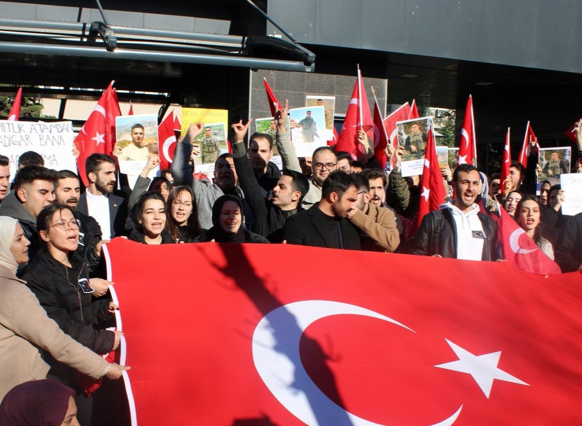 krsdtpc's tweet photo. Marmara Üniversitesi Ülkücüleri olarak, hain terör örgütü tarafından geçtiğimiz günlerde şehit verdiğimiz 12 Mehmetçiğimiz ve bayrağımız uğruna gözünü kırpmadan şehadete yürüyen tüm askerlerimiz için üniversitemizdeki tüm vatansever öğrenciler ile gerçekleşen yürüyüşe katıldık. https://t.co/1dBHmXTqA8