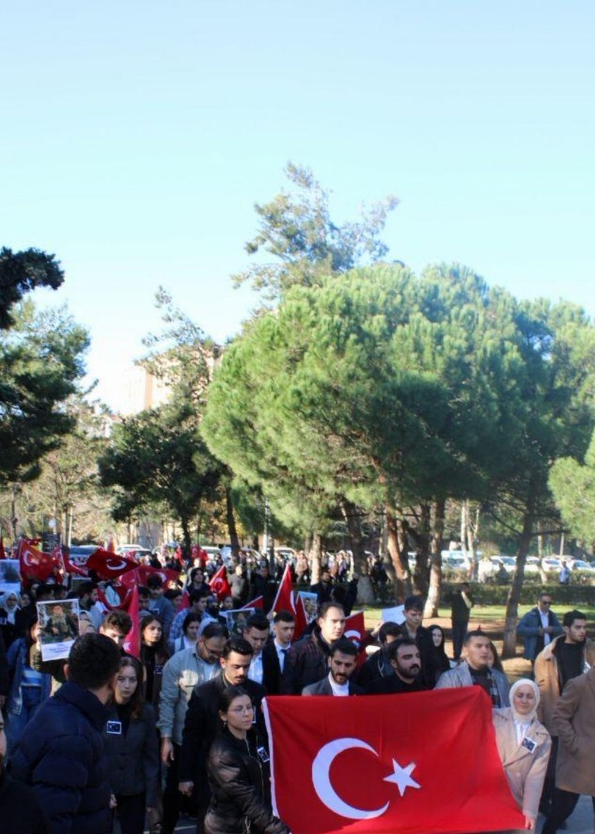 krsdtpc's tweet photo. Marmara Üniversitesi Ülkücüleri olarak, hain terör örgütü tarafından geçtiğimiz günlerde şehit verdiğimiz 12 Mehmetçiğimiz ve bayrağımız uğruna gözünü kırpmadan şehadete yürüyen tüm askerlerimiz için üniversitemizdeki tüm vatansever öğrenciler ile gerçekleşen yürüyüşe katıldık. https://t.co/1dBHmXTqA8