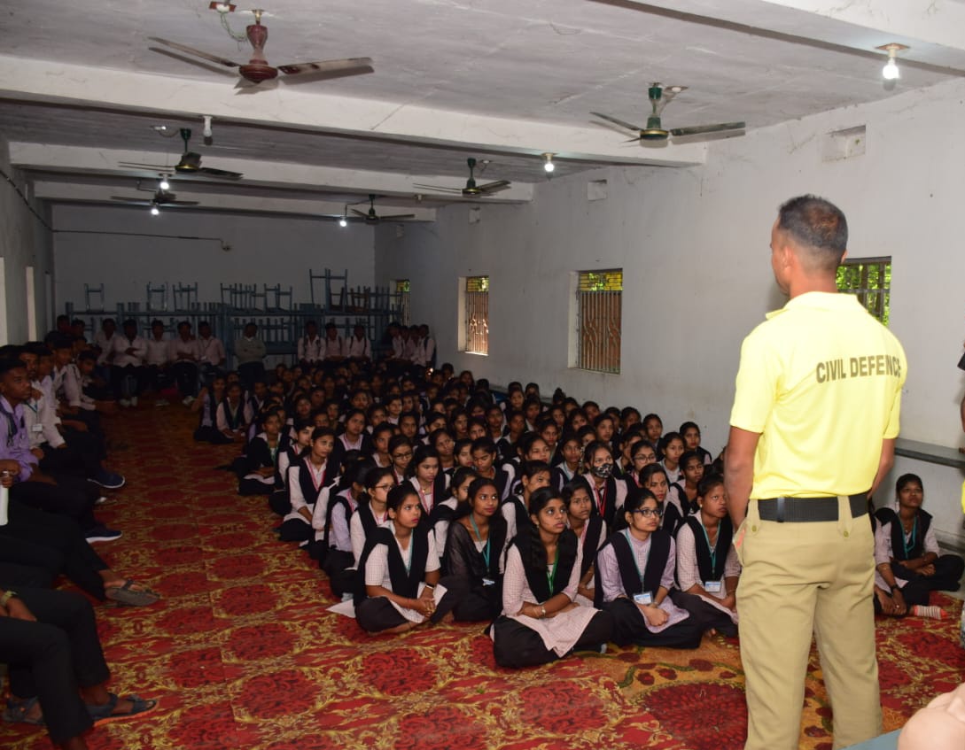DefenceOdisha's tweet image. Training on Fire Safety and Road Safety to different College Students of Dhenkanal dist on the Scheme of &quot;Amo O&quot; programme by the Master Trainer of Civil Defence, Odisha. @CMO_Odisha @MoSarkar5T @DHE_Odisha @SMEOdisha @Naveen_Odisha @OdishaF_ES @districtadmndkl @DEOC_DHENKANAL