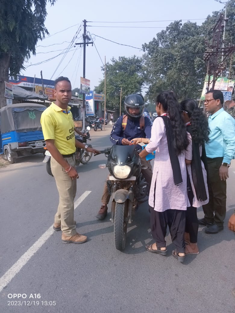 DefenceOdisha's tweet image. Training on Fire Safety and Road Safety to different College Students of Dhenkanal dist on the Scheme of &quot;Amo O&quot; programme by the Master Trainer of Civil Defence, Odisha. @CMO_Odisha @MoSarkar5T @DHE_Odisha @SMEOdisha @Naveen_Odisha @OdishaF_ES @districtadmndkl @DEOC_DHENKANAL