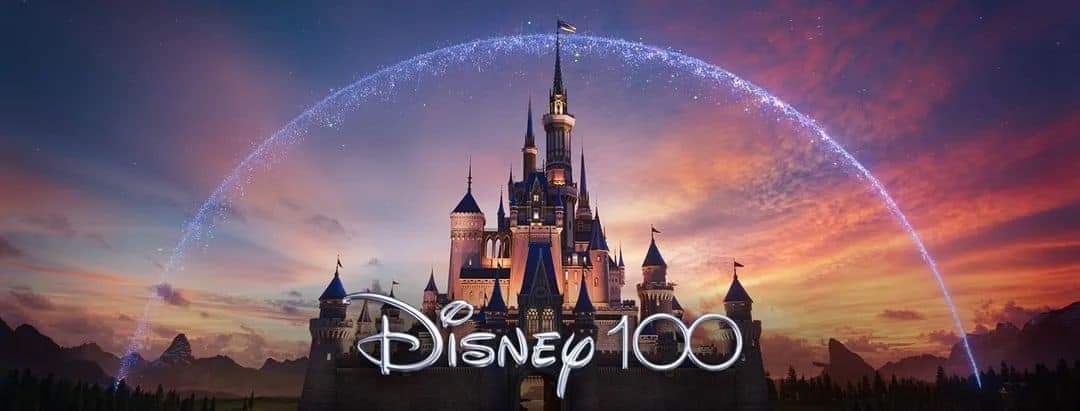 Disneyfan9523's tweet photo. Today Is Christmas Day! I Would Like To Wish Everyone Including Every Cast Member At Disneyland And Cast Member And Employees Around The Walt Disney Company A Merry Christmas And A Magical New Year! #DisneyCastLife #LifeAtDisney #DLRCastlife #Christmas2023 #Disney100 https://t.co/oVPVzFhYEk