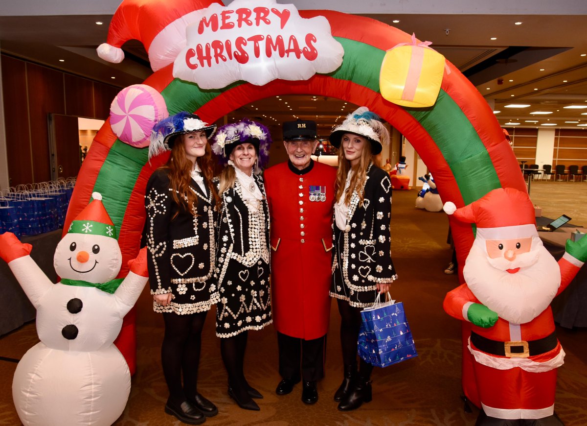 HFGiving's tweet photo. Merry Christmas to all! 🎄 

The Big H&amp;F Christmas Lunch was a huge success and we hope our older neighbours in Hammersmith &amp; Fulham had a wonderful day full of joy and festivities. 

Thank you to all who donated towards making this day so special. https://t.co/QDkT0s3YaS