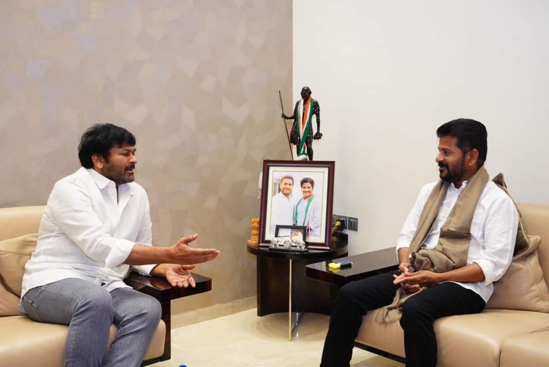 CmRevanthFans's tweet photo. ప్రముఖ సినీ నటుడు శ్రీ #చిరంజీవి గారు మర్యాదపూర్వకంగా గౌ #ముఖ్యమంత్రివర్యులు శ్రీ @revanth_anumula గారిని కలవడం జరిగింది.

#Revanthanna
 #Chiranjeevi 
#Revanthreddy
#RevanthreddyCM #TelanganaCM #RevanthreddyNews 
#Congress 
#TeluguCinema 
#revanthreddyanumula https://t.co/9gFh032MS8