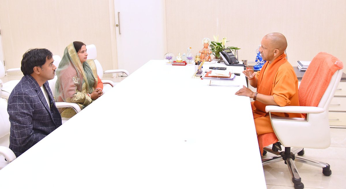 myogioffice's tweet photo. मुख्यमंत्री श्री @myogiadityanath जी महाराज से आज लखनऊ में जिला पंचायत अध्यक्ष, कन्नौज, श्रीमती प्रिया शाक्य जी ने शिष्टाचार भेंट की। 

इस अवसर पर उनके पति श्री ओमकार शाक्य जी भी उपस्थित रहे। https://t.co/MlgpOkGJeg