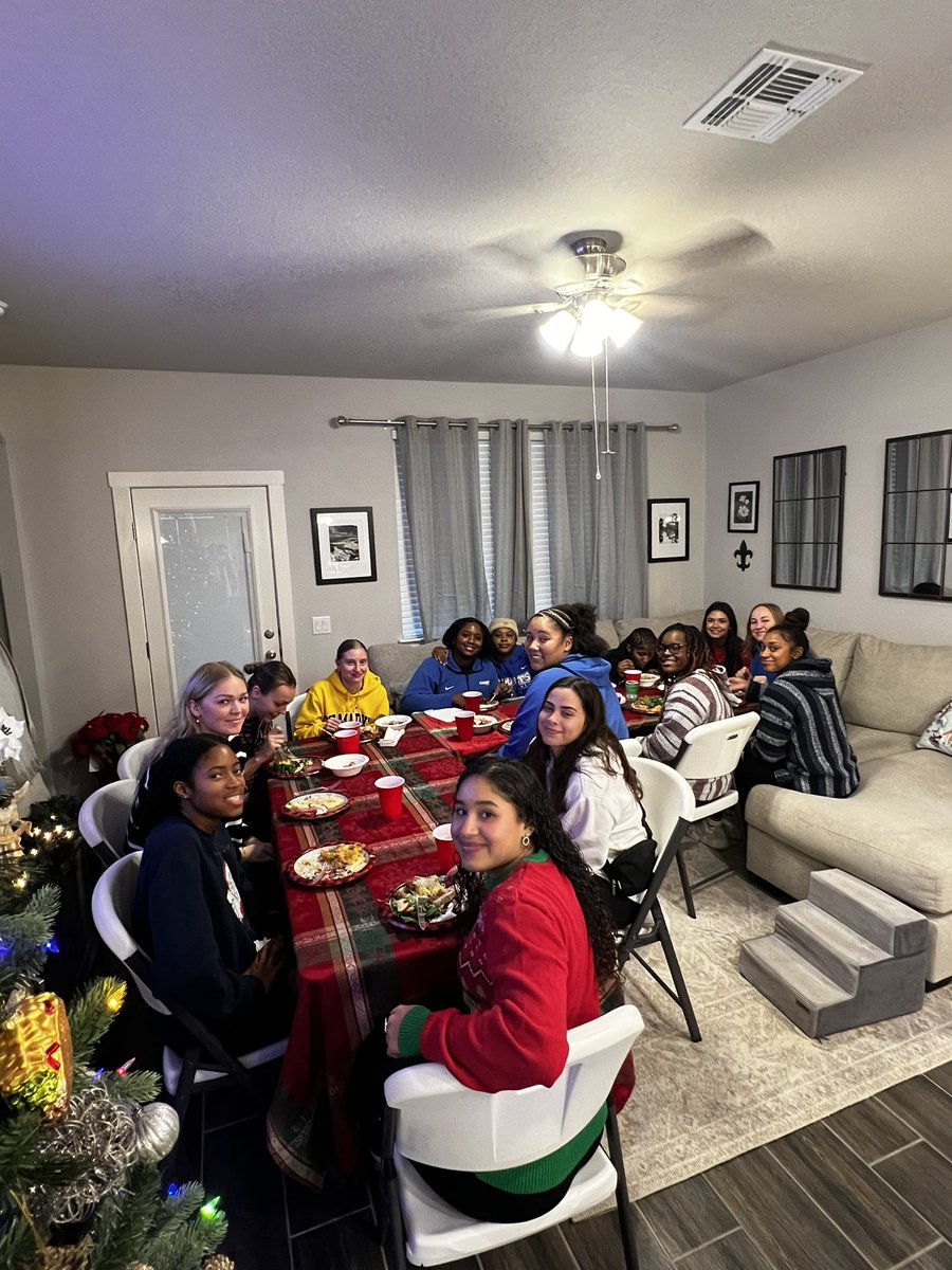 Merry Christmas from your StMU WBB family! 🎄🏀🐍