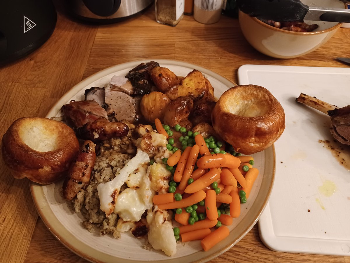 Kirbo4444's tweet photo. #FTSXmasDinner  Not sure of my chances to be honest.  I went for Lamb (not a fan of turkey), Yorkshires belong on every roast and I love Bisto 😆 (mint sauce in it for extra credit).  Merry Xmas everyone x x  p.s Spuds with turmeric, garlic and chilli flakes - give it a try 😋 https://t.co/JKlLc0NHFd