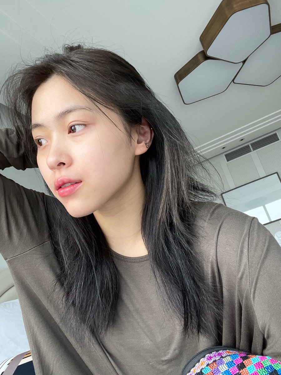 jinliaseulrene's tweet photo. — "Christmas Message" —

A one shot jinlia / ryujisu au wherein Ryujin sends a group message to all her contacts to greet "Merry Christmas" and it's too late when she realized she sent one too to Lia.

Her ex-girlfriend. https://t.co/YkUB6HMNzi