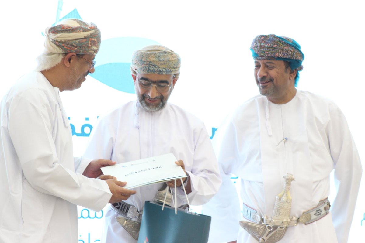 baalwy69's tweet photo. أتقدم بخالص الشكر والتقدير لمكتب محافظ جنوب الشرقية وعلى راسهم سعادة الدكتور يحي بن بدر المعولي محافظ جنوب الشرقية على تكريمنا مع زملائي أعلاميي المحافظة وذلك خلال الملتقى الصحفي بمحافظة جنوب الشرقية بولاية صور
#جنوب_الشرقية_إعلام_وتنمية
@ss_governor_ https://t.co/0aAfNLvYDj