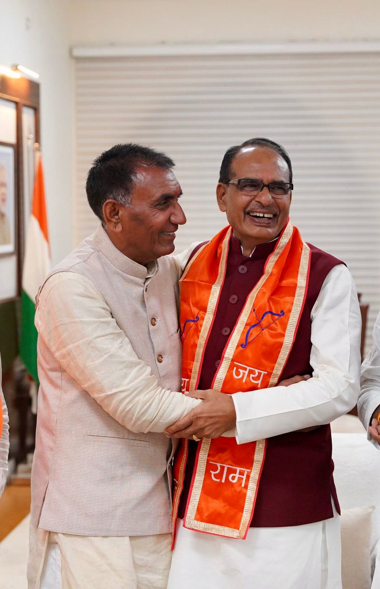 ChouhanShivraj's tweet photo. ब्यावरा से विधायक और मध्यप्रदेश सरकार के नवनियुक्त राज्य मंत्री (स्वतंत्र प्रभार), साथी श्री नारायण सिंह पंवार जी ने आज निवास पर सौजन्य भेंट की।

मुझे विश्वास है कि आप आदरणीय प्रधानमंत्री श्री @narendramodi जी के 'सबका साथ, सबका विकास' के मंत्र को आत्मसात कर, माननीय मुख्यमंत्री श्री @DrMohanYadav51 जी के साथ मिलकर मध्यप्रदेश में विकास कार्यों को और अधिक तेजी से आगे बढ़ाएंगे।

आपको हार्दिक बधाई एवं शुभकामनाएं।