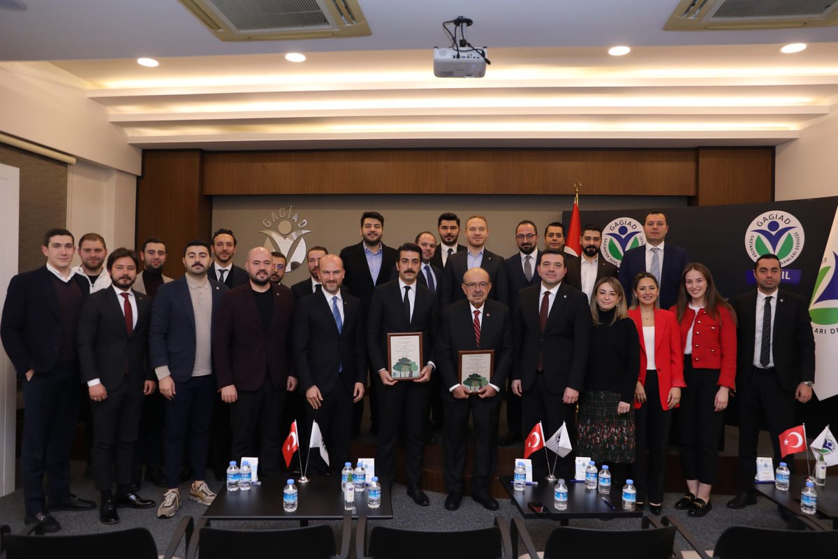 Gagiad's tweet photo. ''Antep Harbinde ve Öncesinde Sağlık Hizmetleri'' özel sergisinin sergilendiği, Gaziantep Kent Konseyi Başkanı Dr. Samet Bayrak ve Araştırmacı Tarihçi Murat Dağ'ı sunumları ile gerçekleşen ''25 Aralık Gaziantep'in Düşman İşgalinden Kurtuluşu Belgelerle Şanlı Savunma" söyleşi programımız üyelerimizin katılımlarıyla gerçekleşti.