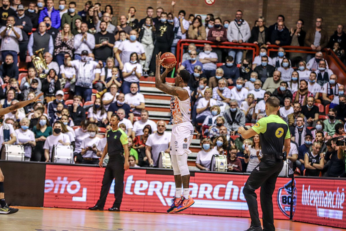 refereetime's tweet photo. 😢 Solidarité avec le @BCMBasket en ces moments difficiles suite à l’incendie dévastateur à Sportica. Referee Time est de tout cœur avec le club et sa communauté. 🧡

© @judumelie https://t.co/P531zPwvfn