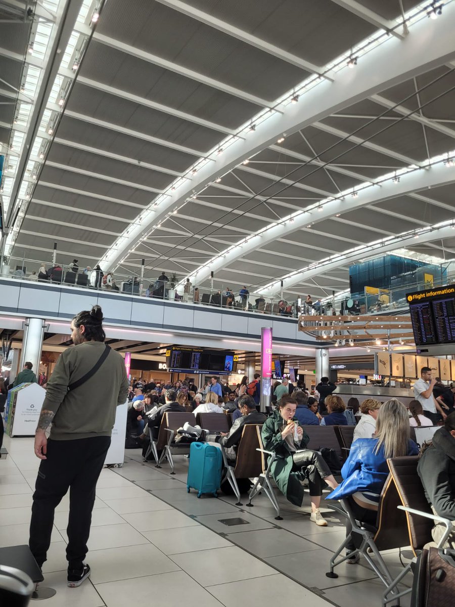reneke09's tweet photo. T jaar van terminal 5 #Heathrow https://t.co/EaWQDsqiv3