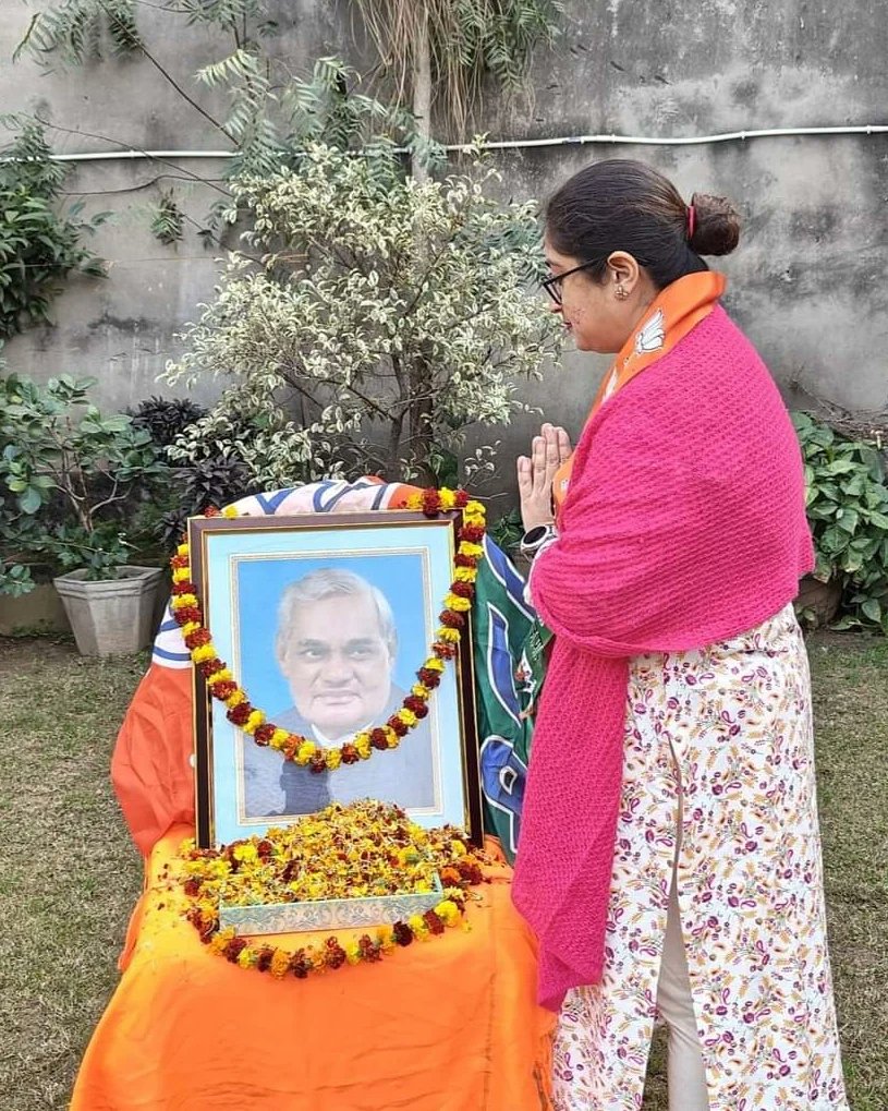 JammuSouth's tweet photo. क़दम मिला कर चलना होगा 
बाधाएँ आती हैं आएँ
घिरें प्रलय की घोर घटाएँ,
पावों के नीचे अंगारे,
सिर पर बरसें यदि ज्वालाएँ,
निज हाथों में हँसते-हँसते,
आग लगाकर जलना होगा।

क़दम मिलाकर चलना होगा।
क़दम मिलाकर चलना होगा।
#AtalBihariVajpayee 
#अटल_बिहारी_वाजपेयी @BJPMM4JK https://t.co/wnnxnBIXMR