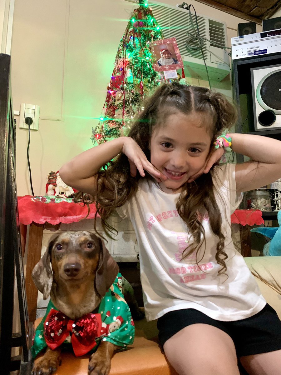 DaiiRivero's tweet photo. Feliz Navidad! Desde Ensenada 🎅🏼🎄🥂
Con Mirko y Justina les mandamos mucho amor! #NavidadEnTN https://t.co/xgoRi2NvTd