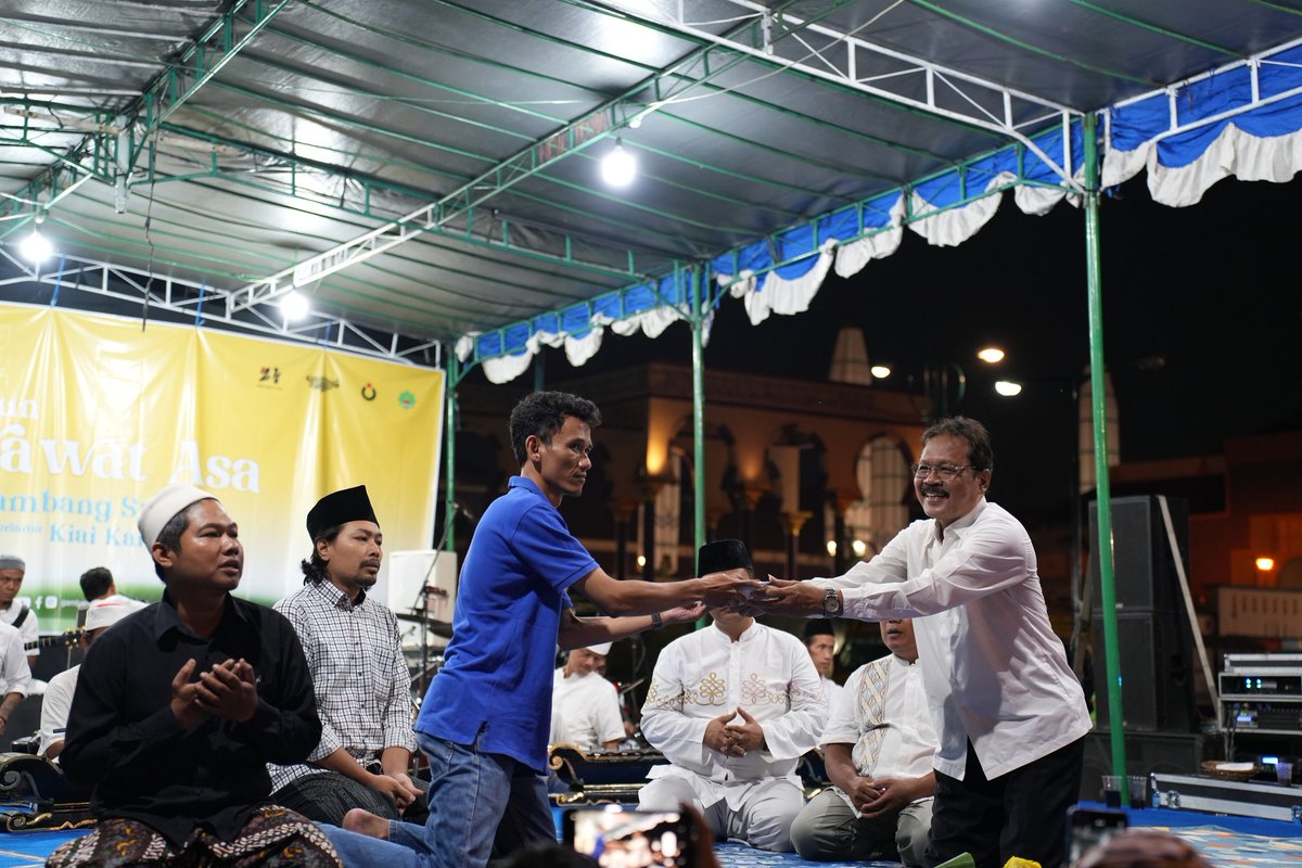 gantsara's tweet photo. Setelah beberapa waktu absen, akhirnya bisa merapat lg. Selamat ulang tahun @gambangsyafaat
#24ThnGS #GSDes #Gambangsyafaat #kiaikanjeng https://t.co/f0mzkppYVu