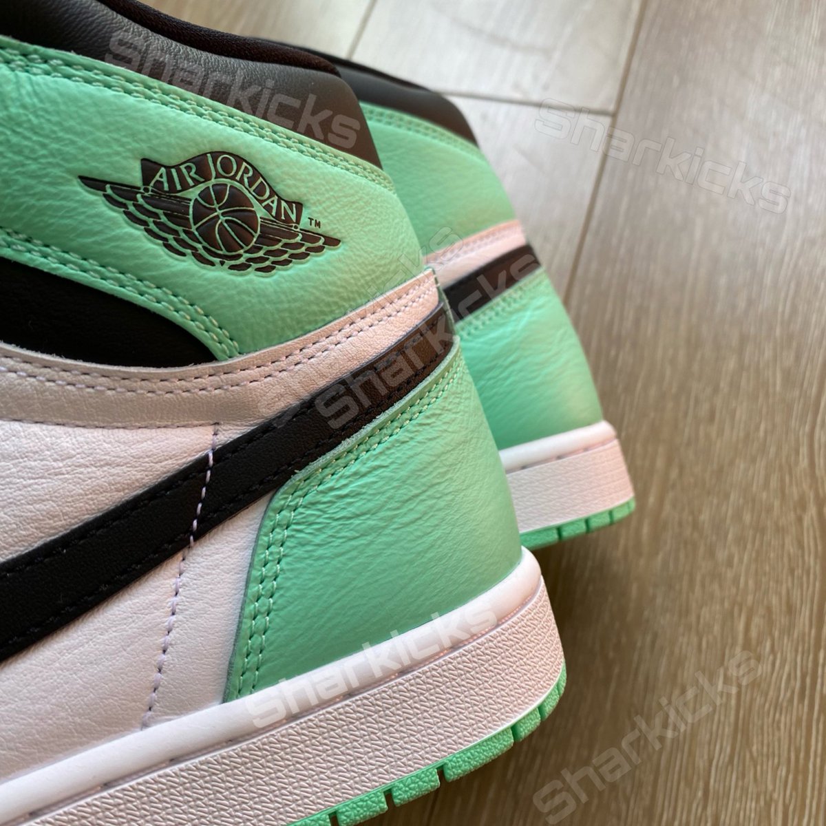 Air Jordan 1 High OG "Green Glow"
DZ5485-130