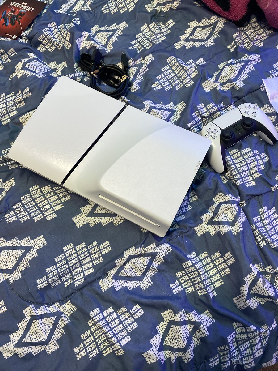 Little_Catz8's tweet photo. Yay one present is good enough for me https://t.co/jWT3Hhpd6p