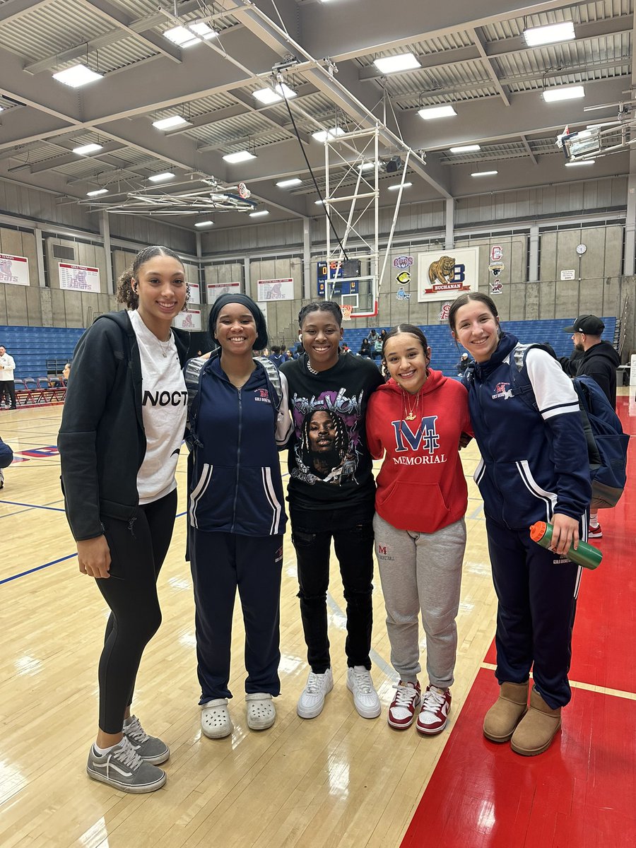Sjm_girlsbball's tweet photo. Love when our alumni come back to support their little sisters @FlashDNA2023
#MemorialMade https://t.co/DjuqMIwH8D